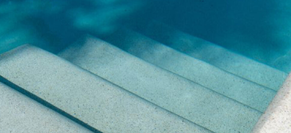 Revestimiento de cuarzo: ¿Moda o solución inteligente para tu piscina?